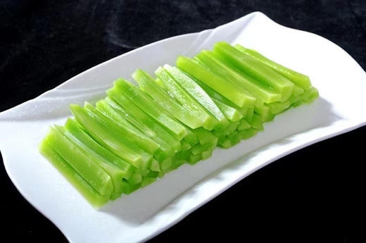 四川三青贡笋，味道鲜美，清香爽口，自带一丝丝甜味，真正的好品种，好产地，远离城市污染！跟北京这边的青笋完全不一样哦！去皮真空包装，2-2.5斤，2根 商品图2