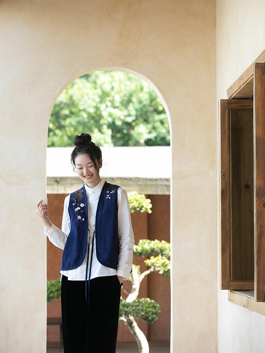 牧衣游原创 手绣蓝龟裂纹香云纱马夹复古禅意中式马甲新款 胭脂 商品图3