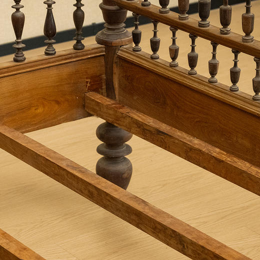 民国 黄花梨宝瓶栏杆围子床 商品图2