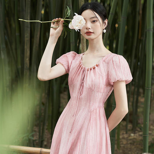 西遇法式肌理仙女裙新款连衣裙女V领抽褶粉色泡泡袖长裙D2241669 商品图2