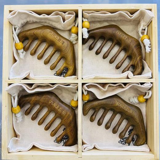 【门店同售】正宗檀木 五齿经络梳按摩梳 穴位按摩（送麻布袋） 商品图0