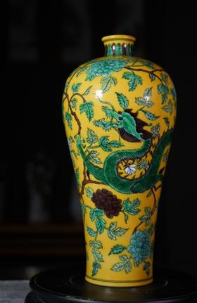 （567瓷）黄地素三彩穿花龙纹梅瓶