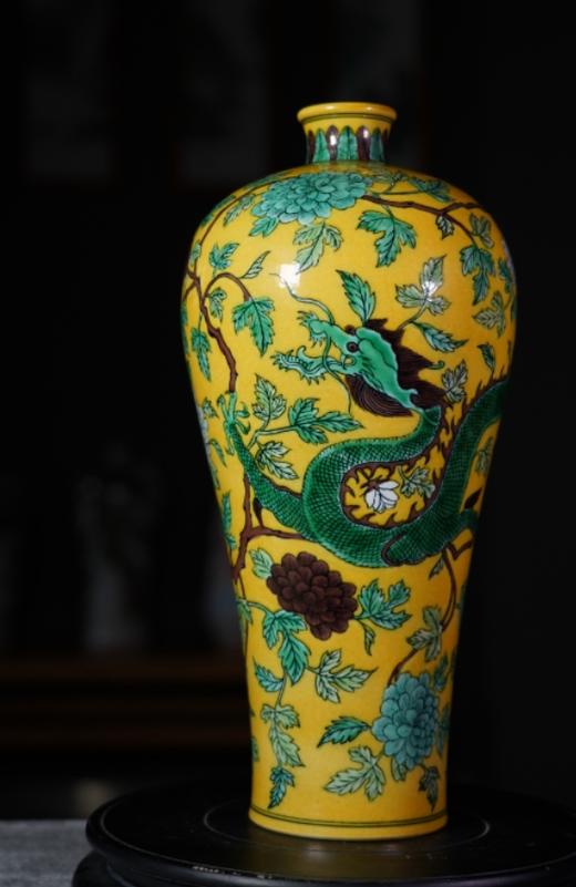 （567瓷）黄地素三彩穿花龙纹梅瓶 商品图0