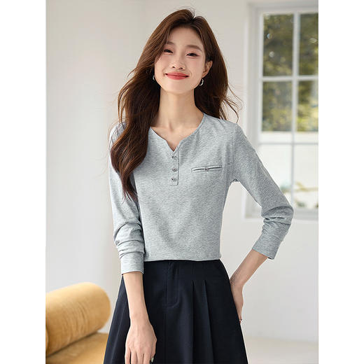 【年终特卖】熙世界小V领长袖T恤2025早秋新款休闲百搭黑色内搭打底体恤上衣 商品图3