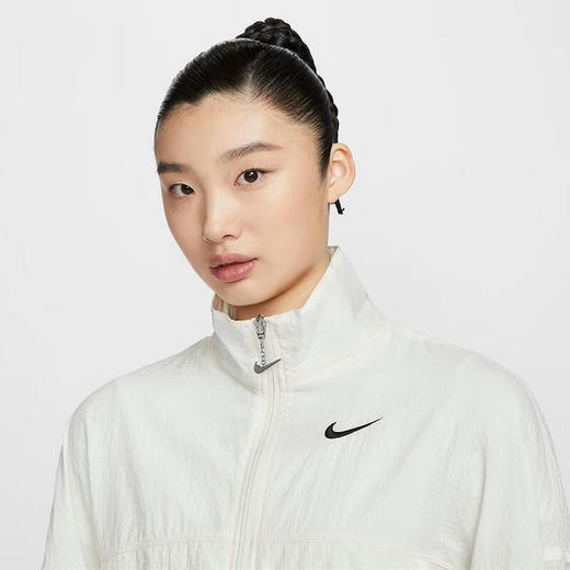 Nike/耐克外套女秋季新款大勾印花休闲运动宽松短款梭织夹克HM4629-133 商品图2