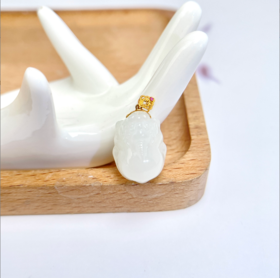 18K和田玉羊脂白吊坠-祥云爱心扣貔貅