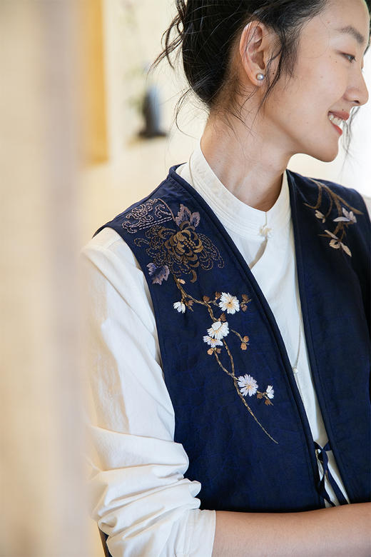 牧衣游原创 手绣蓝龟裂纹香云纱马夹复古禅意中式马甲新款 胭脂 商品图5