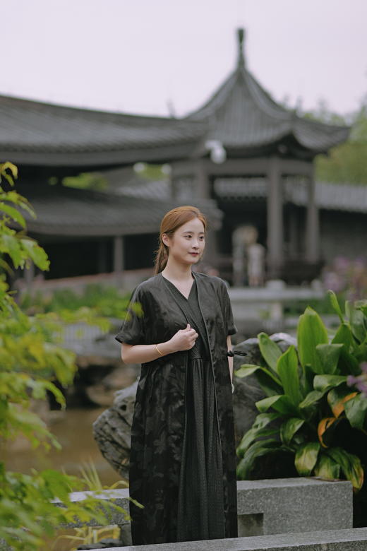 漫物记重磅提花缎V领收腰双面长裙XYS -W136 商品图1