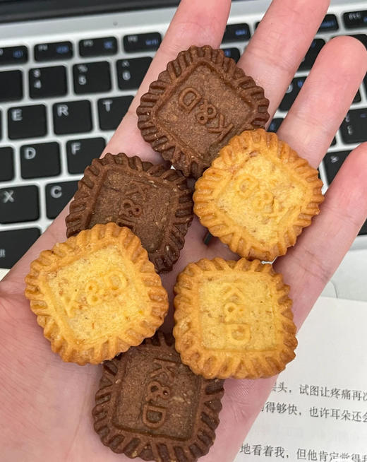 【甜原柿吉小方饼干】26.9/4袋｜可以嚼的生椰拿铁🧉！海盐芝士厚乳！ ☕️生椰拿铁融入椰蓉 淡淡的椰香🥥混合着咖啡的微苦 酥脆掉渣的口感  商品图7