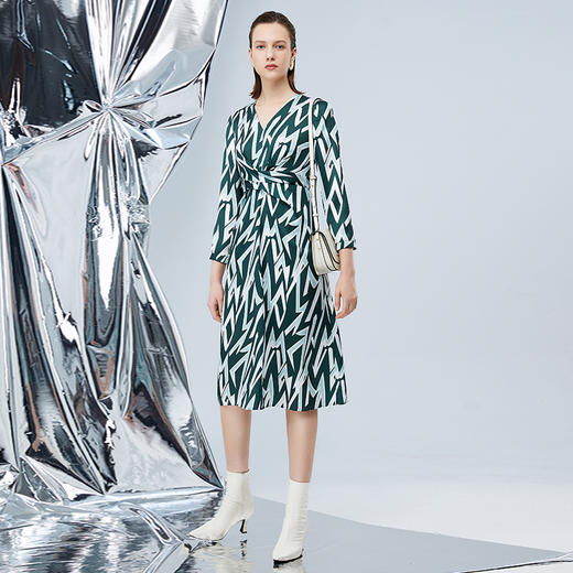 EITIE爱特爱秋季新款洋气显瘦几何印花通勤连衣裙7507223 商品图3