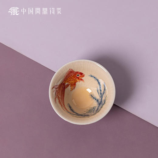 问鼎钧瓷鹅黄青花斗笠杯（玉带金鱼）（缺货） 商品图1