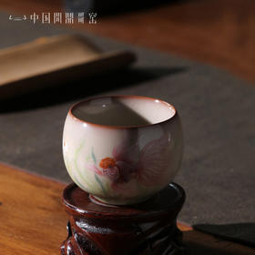 问鼎哥窑牛角款晴雪杯（鱼游春水）