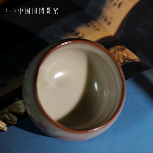 问鼎哥窑牛角款晴雪杯（鱼游春水） 商品图1