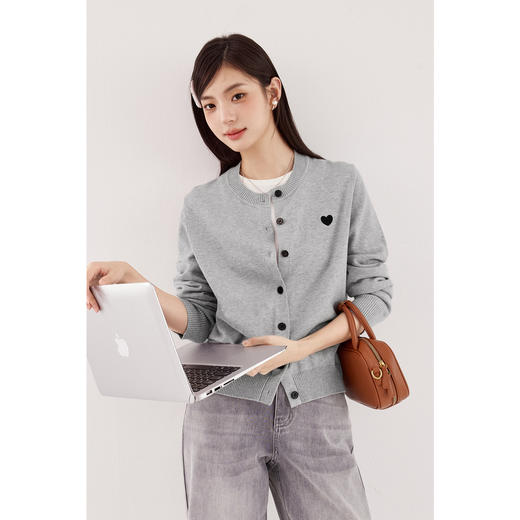 【严选】【心动毛衣】诗凡黎圆领爱心图案针织开衫2024秋新款流行百搭上衣7F7330071 商品图4