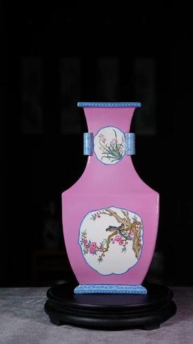 粉彩扒花轨道开窗花鸟三菱瓶