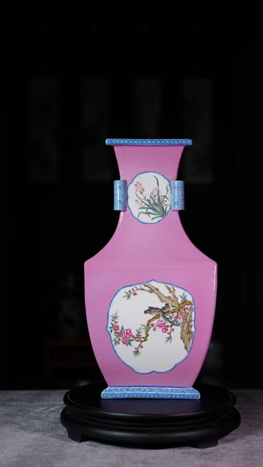 粉彩扒花轨道开窗花鸟三菱瓶 商品图0