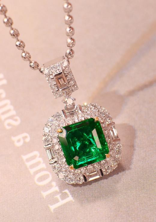 2.2ct 祖母绿吊坠 商品图3