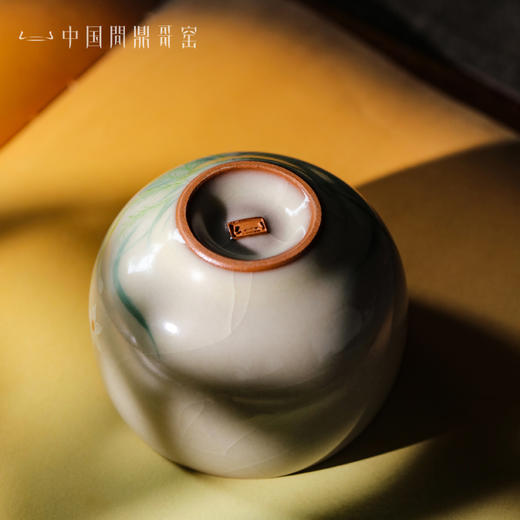 问鼎哥窑牛角款晴雪杯（鱼游春水） 商品图4