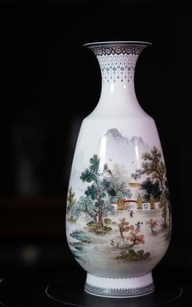 粉彩湖山胜景薄胎瓶