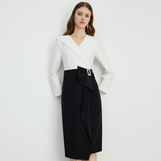 EITIE爱特爱不对称设计通勤撞色收腰包臀V领气质连衣裙秋新款C2407414 商品图3