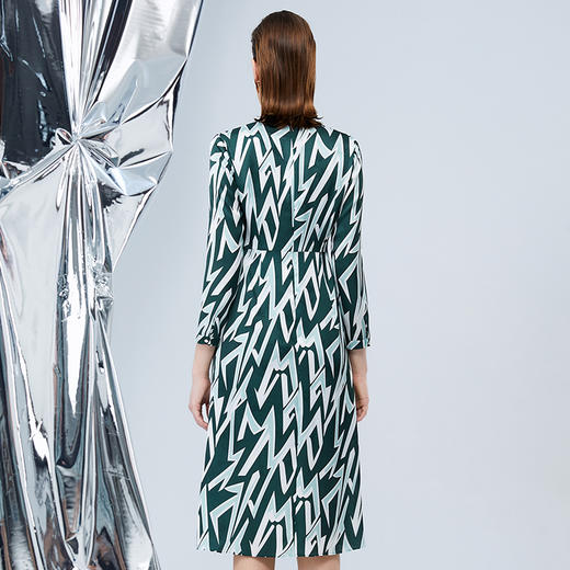 EITIE爱特爱秋季新款洋气显瘦几何印花通勤连衣裙7507223 商品图4