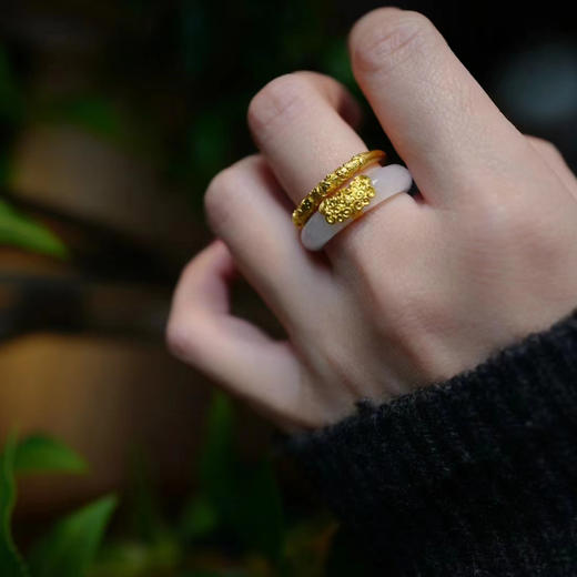 龢盒原创 足金錾刻兽面纹白玉戒指 商品图3