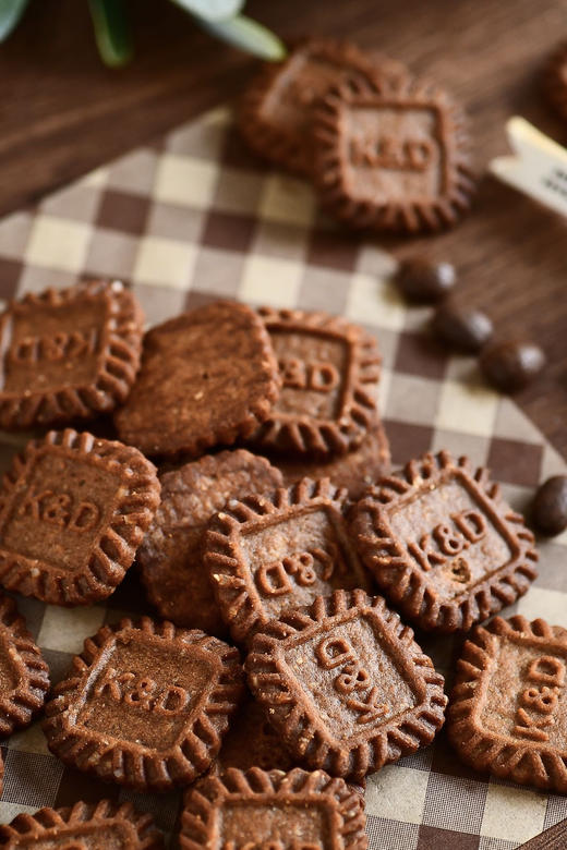 【甜原柿吉小方饼干】26.9/4袋｜可以嚼的生椰拿铁🧉！海盐芝士厚乳！ ☕️生椰拿铁融入椰蓉 淡淡的椰香🥥混合着咖啡的微苦 酥脆掉渣的口感  商品图9