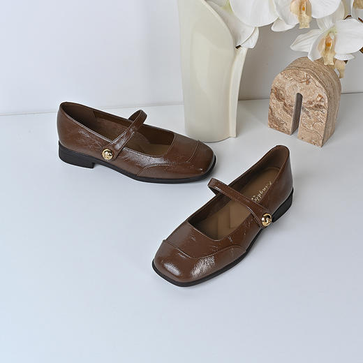 经典鲨2024年秋季新品复古方头简约气质舒适平底通勤单鞋女KW89-D37111 商品图2