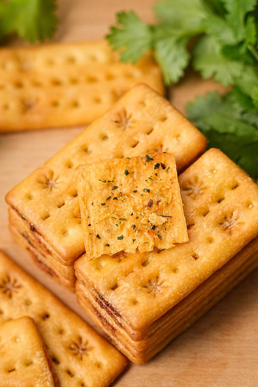 咸味小饼干来袭！【香菜牛肉/芝士培根饼干】蟹黄肉松双层脆同款！双层薄脆 肉松夹心 薄薄一片三重口感 酥脆停不下来 商品图5