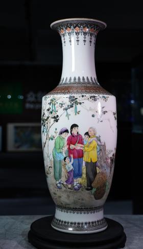 粉彩争做新农民方肩瓶