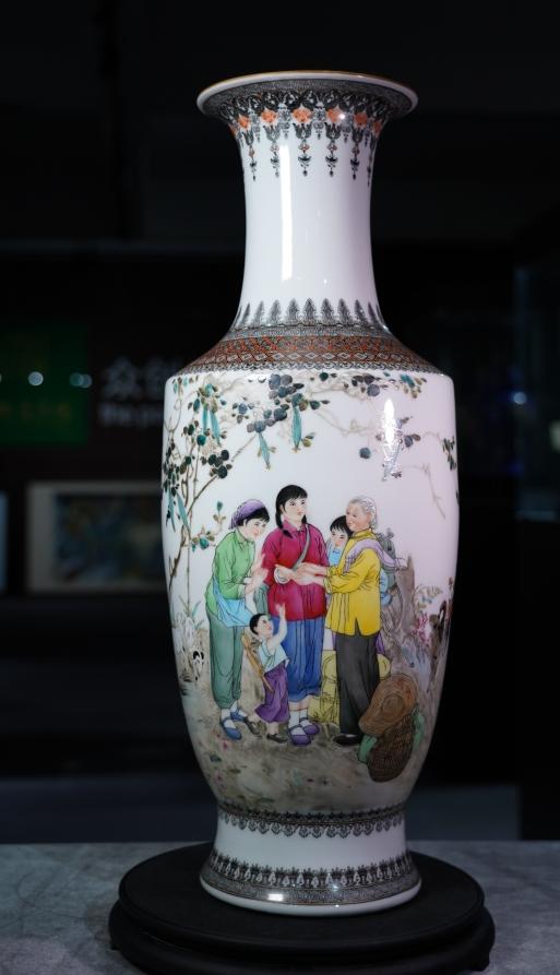 粉彩争做新农民方肩瓶 商品图0