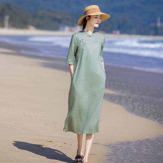 HM-S436国风复古亚麻绣花改良旗袍中式文艺斜襟立领五分袖连衣裙女侧开叉 商品图1