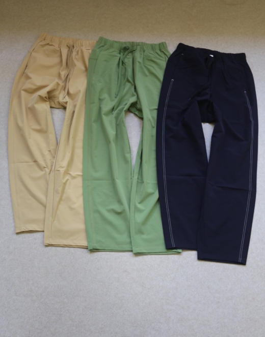 马不停蹄 嘚儿驾 哈！女段 AKR 糯弹梭织料 微锥小阔筒 休闲裤 3色入 商品图0