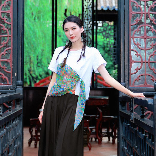 游园惊梦系列-翠袖红云拼接印花T恤 | 白色、绿色 商品图2