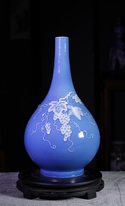 蓝釉堆白葡萄纹胆瓶 商品图0