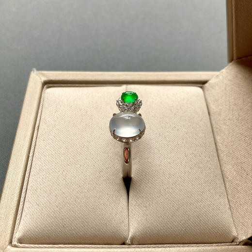 高冰种阳绿蛋面翡翠戒指18k白金钻石镶嵌 商品图5