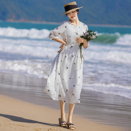 HM-S446白色碎花刺绣连衣裙文艺圆领中袖高腰系带旅行仙气大摆裙春夏新款 商品图3