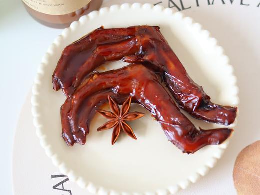 🔥🔥🔥【卤趣老卤鸭掌】来啦!!! 😍😍爱吃卤味零食的宝子们千万不要错过 🧡鸭掌充分吸收卤汁的精华，口感醇厚，富有嚼劲  商品图4