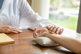 三伏天冬病夏治黄金期，艾灸这几个穴位，排出一身湿气