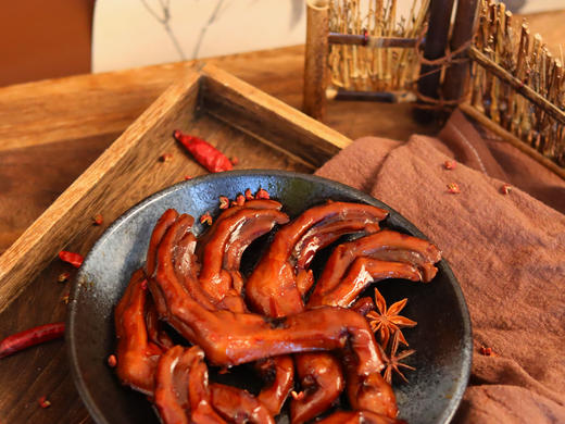 🔥🔥🔥【卤趣老卤鸭掌】来啦!!! 😍😍爱吃卤味零食的宝子们千万不要错过 🧡鸭掌充分吸收卤汁的精华，口感醇厚，富有嚼劲  商品图1