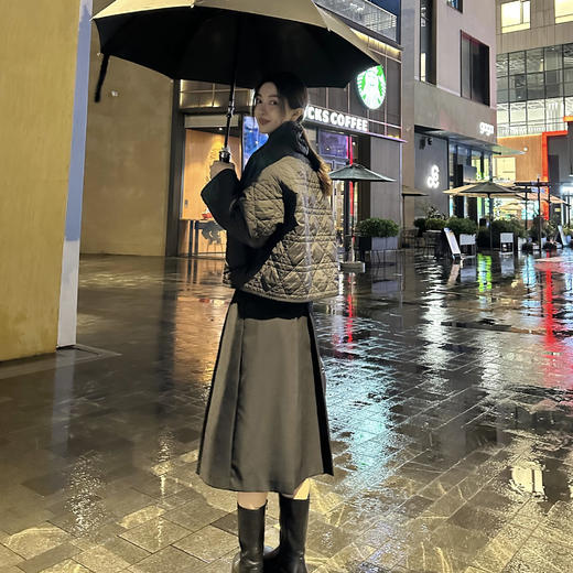 ROMI STUDIO“经典重现”黑色菱格围巾可拆卸短款黑色棉服23AWW256 商品图1