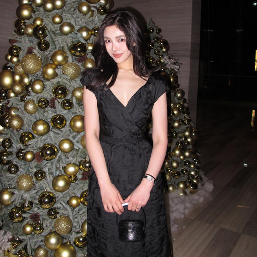 ROMI STUDIO“轻礼服” 定制肌理感优雅V领交叉修身连衣裙 24SSD047 商品图2