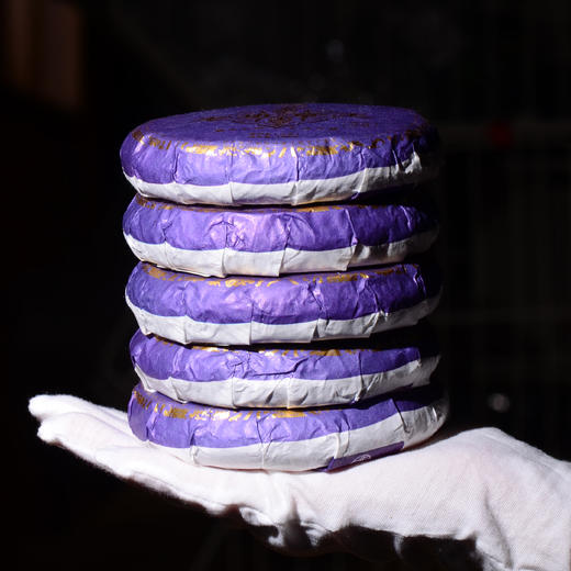 【新品首发】老班章·王！2024年头春头采，500年以上古树纯料！老班章茶农25号自家茶王地古树原料！满级茶气，兰花香亟浓郁！100克/片！ 商品图1