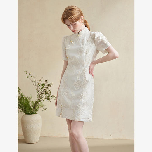 西遇新中式盘扣短袖连衣裙女夏季新款百搭随性优雅修身杏色裙D2141799 商品图3