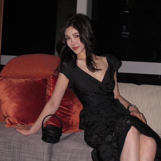 ROMI STUDIO“轻礼服” 定制肌理感优雅V领交叉修身连衣裙 24SSD047 商品图1