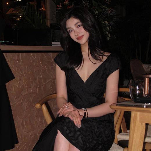 ROMI STUDIO“轻礼服” 定制肌理感优雅V领交叉修身连衣裙 24SSD047 商品图0