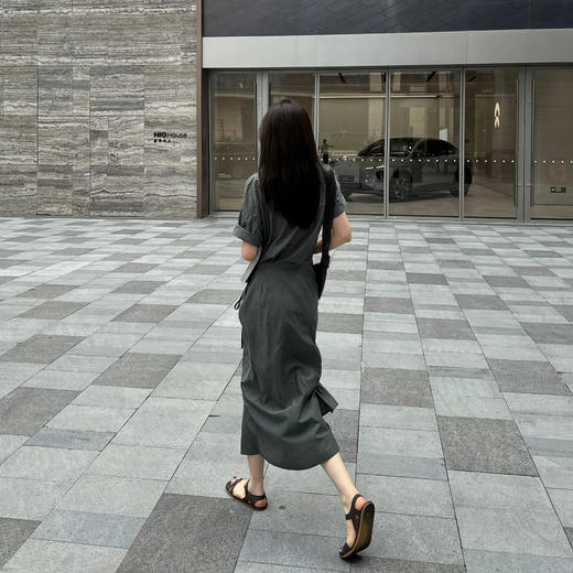 ROMI STUDIO“轻盈姿态”肤感棉不规则荡领腰带短袖连衣裙24SSQ783 商品图3