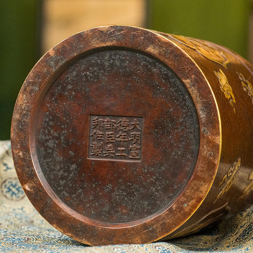 民国 铜鎏金暗八仙龙凤呈祥笔筒 商品图3