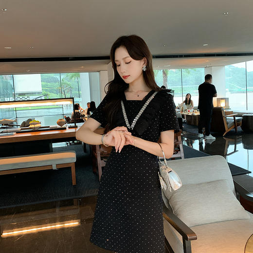 [奢姿轻奢系列]大码女装2025夏季钻饰连衣裙胖妹妹荷叶V领裙子8942890150【1】 商品图1