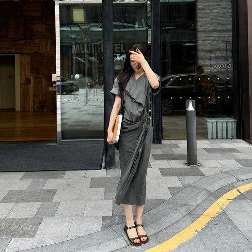 ROMI STUDIO“轻盈姿态”肤感棉不规则荡领腰带短袖连衣裙24SSQ783 商品图1